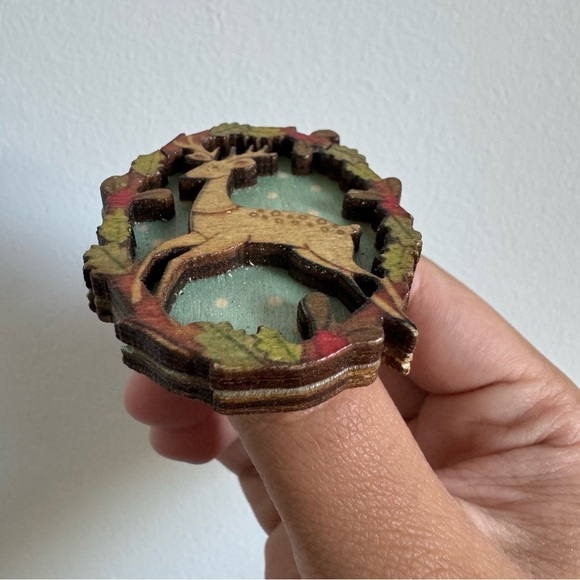 🦌 Handcrafted Cottagecore Reindeer Wood Brooch (Hand painted wood deer) - Picture 6 of 10